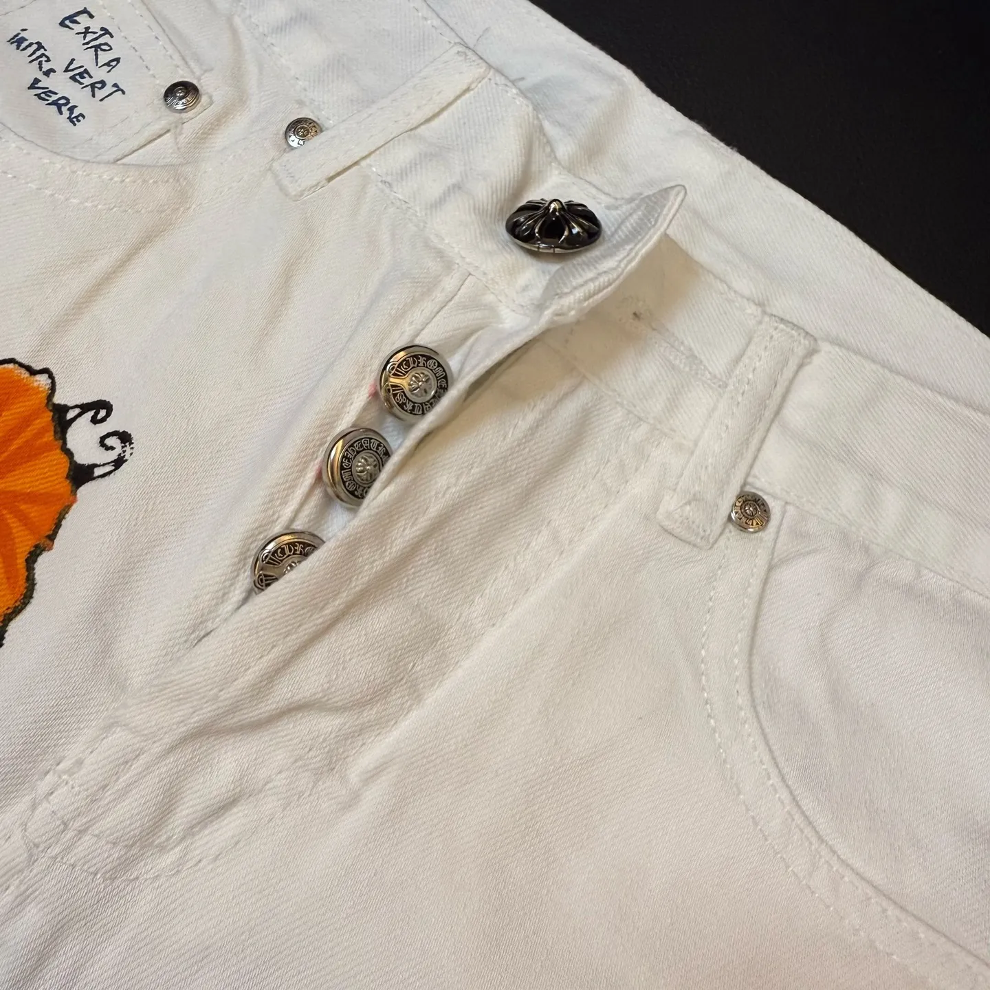 P260 model number: D336 Chrome Hearts Chrome Hearts straight casual white graffiti leopard print leather jeans SIZE #28-34 Full of graffiti breaks the monotony of white pants. It is like wearing a painting on your body.